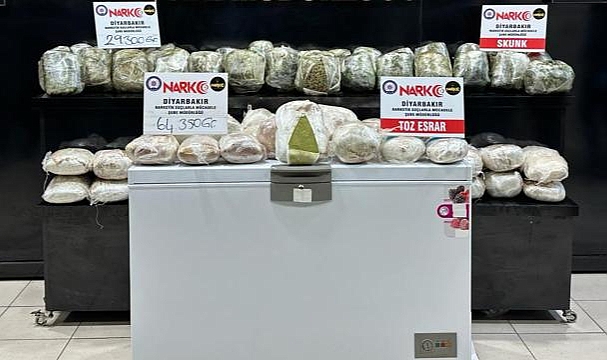 Diyarbakır'da kargoya verilen derin dondurucuda 93 kilogram uyuşturucu bulundu