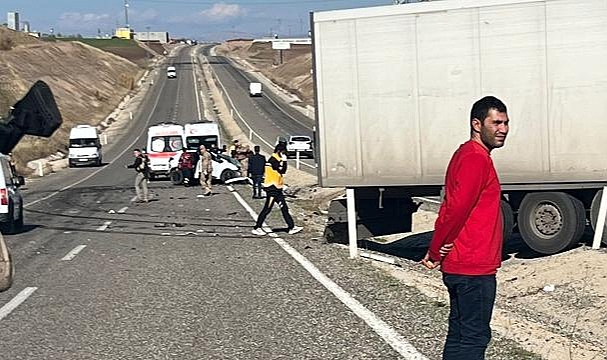Diyarbakır'da tır ve otomobil çarpıştı: 2 ölü, 1 yaralı