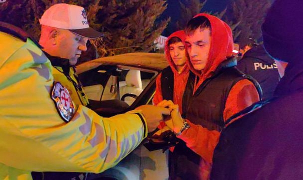 Ehliyetsiz araç sürerken yakalanan sürücü: Ekmek almaya gidiyorduk
