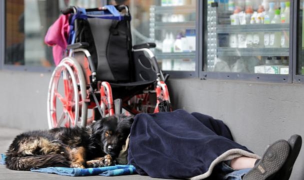 Fransa'da Strazburg Belediyesi, evsizlere barınak sağlanmamasından şikayetçi