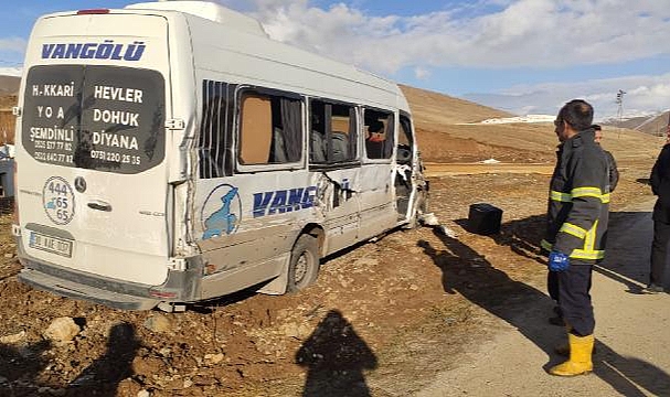 Hakkari'de minibüs ile kamyonet çarpıştı: 10 yaralı