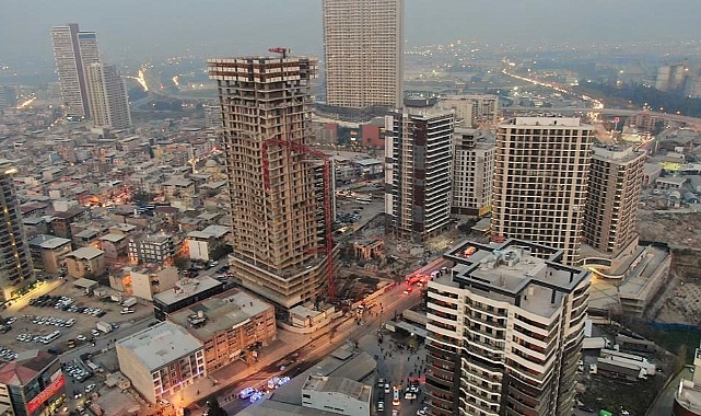 İzmir'de kule vinç devrildi: 5 ölü, 2 yaralı