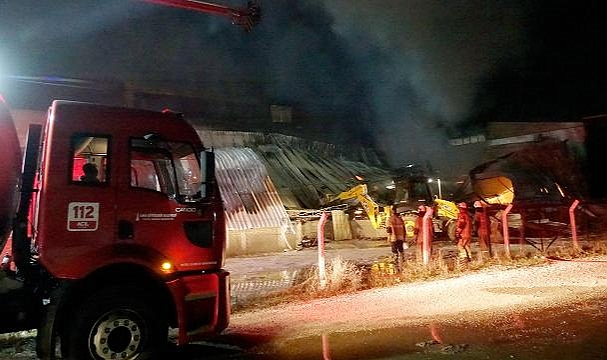 İzmir'de mobilya fabrikasında yangın