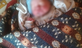 Kordon bağı kesilmemiş bebek 7 saat sonra farkedildi