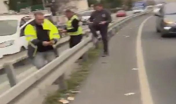 Motokuryenin yola düşürdüğü 150 bin euro yola saçıldı