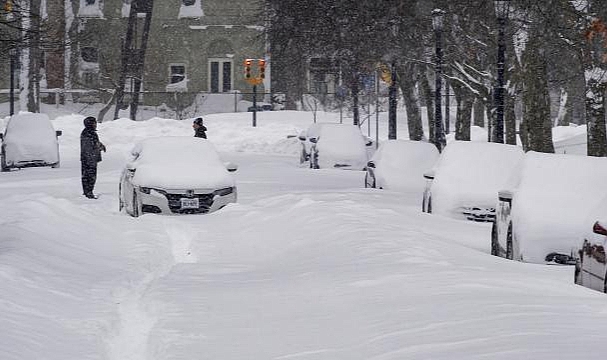 New York'ta bir kişi aracına aldığı çok sayıda mağduru donmaktan kurtardı