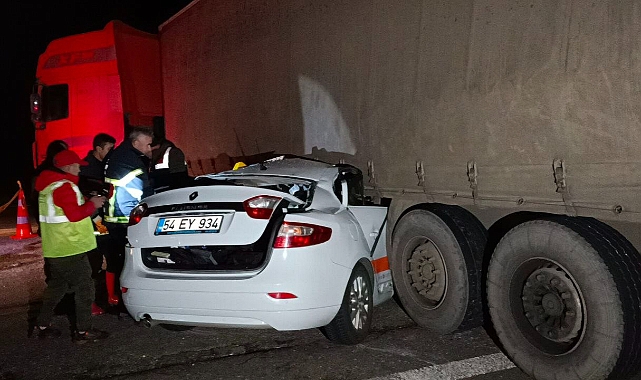 Otomobil acil çıkıştan dönmek isteyen tıra ok gibi saplandı