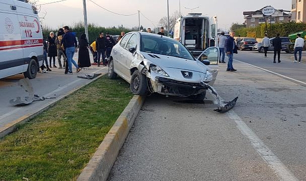 Otomobil ile elektrikli bisiklet çarpıştı: 2'si çocuk 5 yaralı