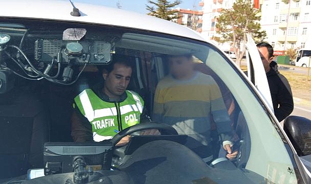Polise yakalanan 12 yaşındaki sürücü: Ağabey kaç para ceza yedim