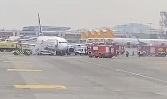 Sabiha Gökçen'e inen uçağının lastiği patladı