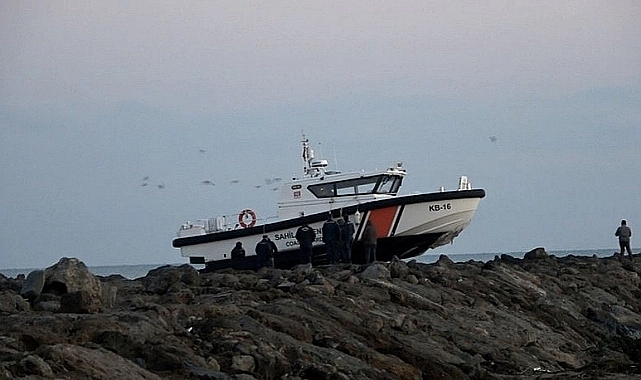 Sahil güvenlik botu kayalıklara çarptı: 2 personel yaralı