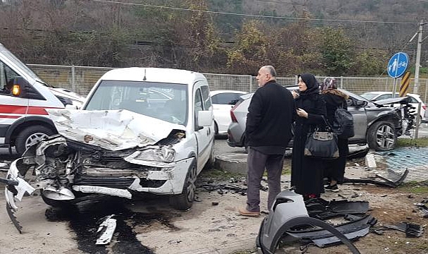 Sakarya'da 3 aracın karıştığı zincirleme kazada 7 kişi yaralandı