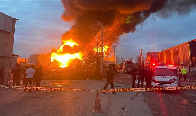 Sakarya'da mobilya deposunda çıkan yangın kontrol altına alındı