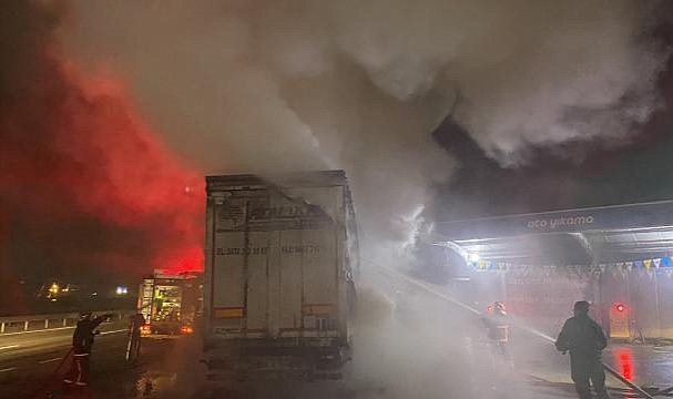 Sakarya'da tekstil ürünleri taşıyan tırın dorsesi yandı