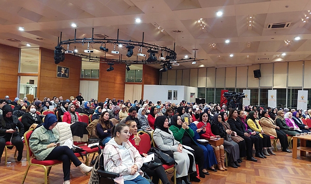 'Siyaset Akademisi Kadın' yoğun katılımla devam ediyor