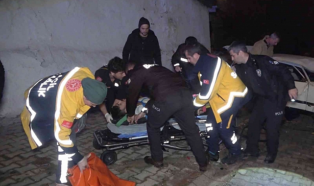 Takla atan otomobil alt sokaktaki aracın üstüne düştü, sürücü ağır yaralandı