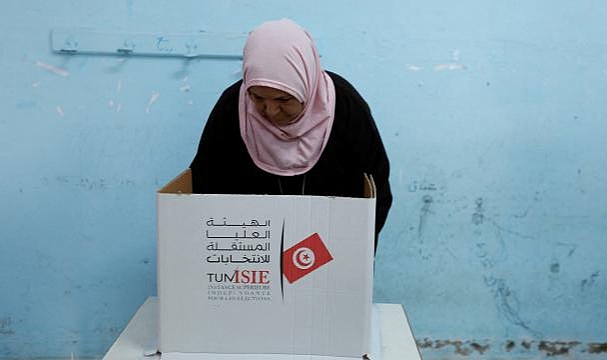 Tunus'ta erken genel seçimlere katılım yüzde 10'un altında kaldı