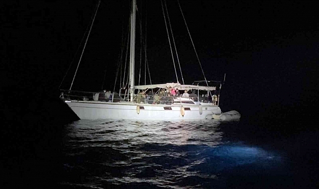 Yelkenli teknede 87 düzensiz göçmen kurtarıldı