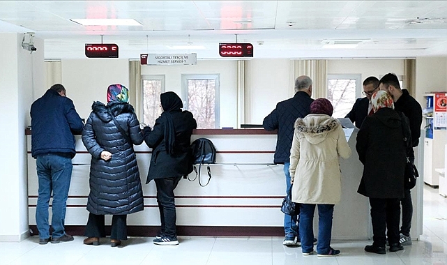 Yılın son gününde SGK merkezlerinde EYT mesaisi