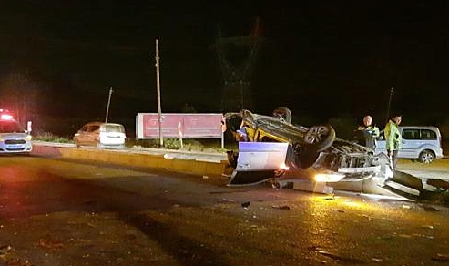 Adana'da minibüsle çarpışan otomobil ters döndü: 13 yaralı