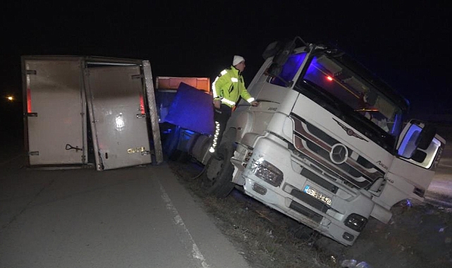 Alkol ürünleri taşıyan tır devrildi: Alkollü sürücünün ehliyetine el konuldu