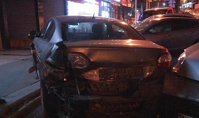 Alkollü sürücü park halindeki 3 araca çarptı