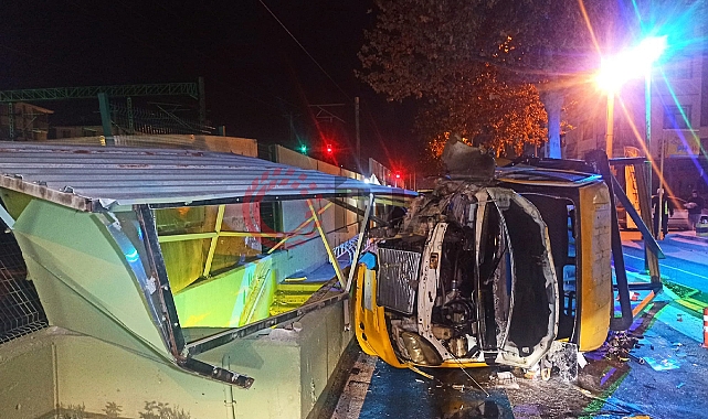 Ankara'da istasyon alt geçidine çarpan kamyon devrildi: 1 yaralı