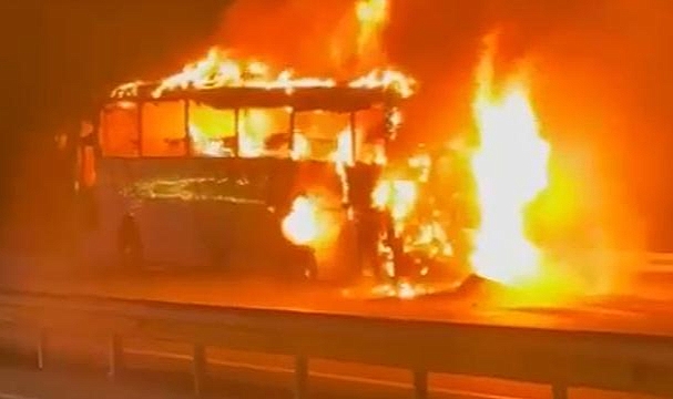 Antalya'da yolcu otobüsünde yangın: Küle döndü
