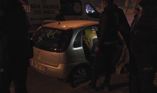 Aracında ölen kadını ihbardan dönen polisler buldu