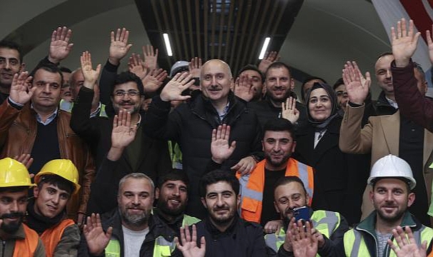 Bakan Karaismailoğlu yeni yıla metro çalışanlarıyla girdi