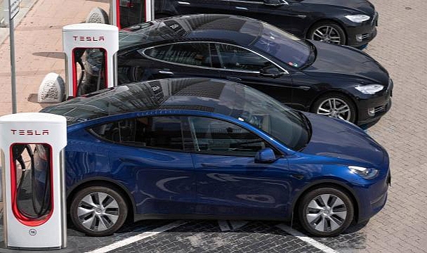 Bakan Varank: Tesla Türkiye pazarına girmek istiyor