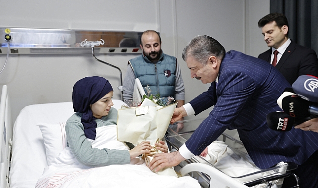 Bakanlar Koca ve Yanık yeni yılın ilk bebeklerini ziyaret etti