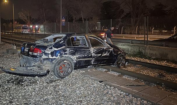 Bursa'da bariyerlere çarpan otomobil metro raylarına girdi