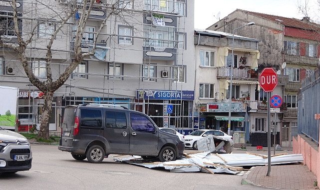 Bursa'da şiddetli lodos hayatı felç etti