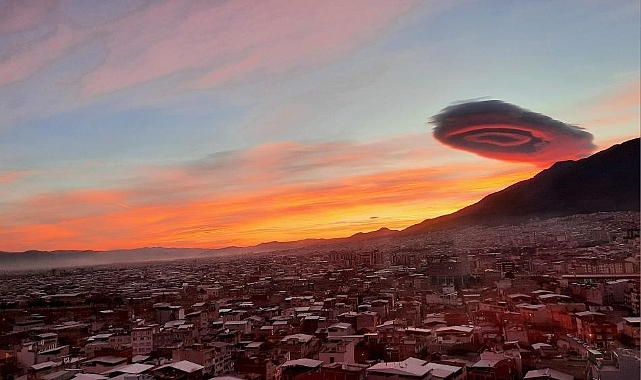 Bursa semalarında UFO görünümlü bulut ilgi çekti