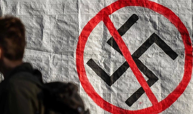 Doğum günü partisinde Nazi üniforması giydiği ortaya çıkan Avustralyalı siyasetçi özür diledi