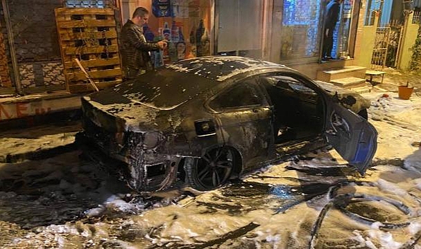 Fatih'te park halindeki lüks otomobil alev topuna döndü