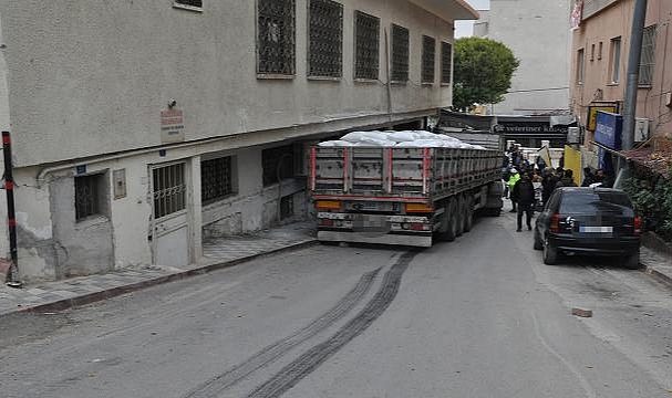 Freni tutmayan tır, 3 araca ve mağaza duvarına çarparak durabildi