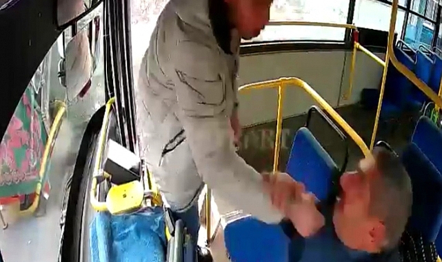 Halk otobüsünde dehşet anları, defalarca yumrukladı