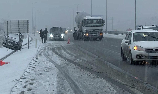 İstanbul Havalimanı yolunda yoğun kar yağışı