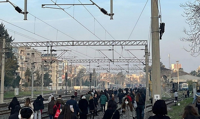 İZBAN arızalandı: Yolcular 'kalasla' tren değiştirdi