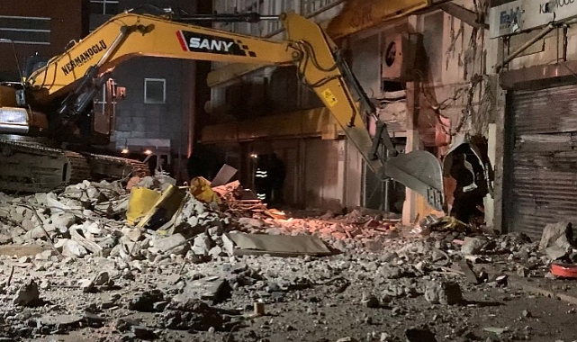 İzmir'de eski İl Emniyet Müdürlüğü binası çöktü