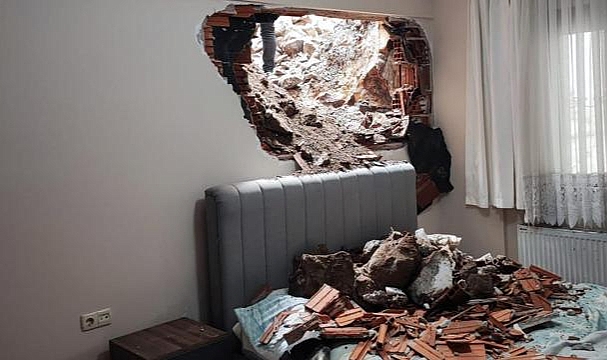 İzmir'de iş makinesi başka bir evin duvarını yıktı