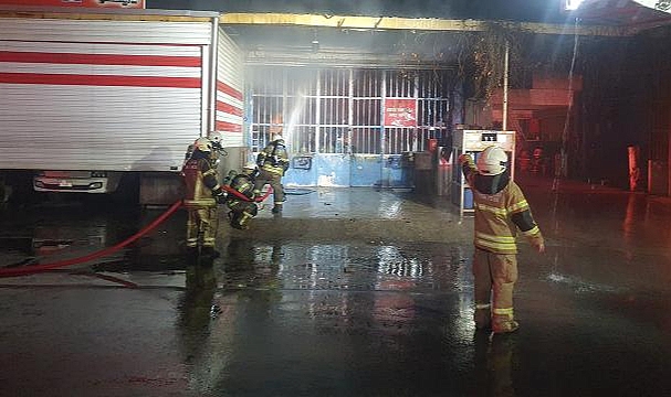 İzmir'de oksijen tüplerinin bulunduğu iş yerinde yangın