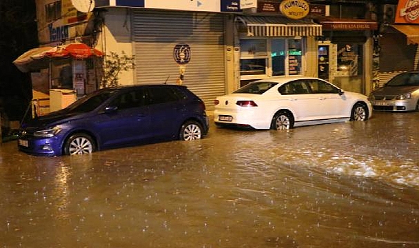 İzmir'de sağanak etkili