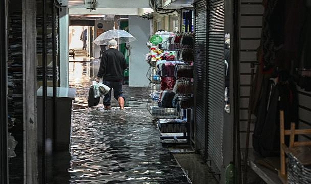 İzmir'de sağanak: Rögarlar taştı, yollar göle döndü