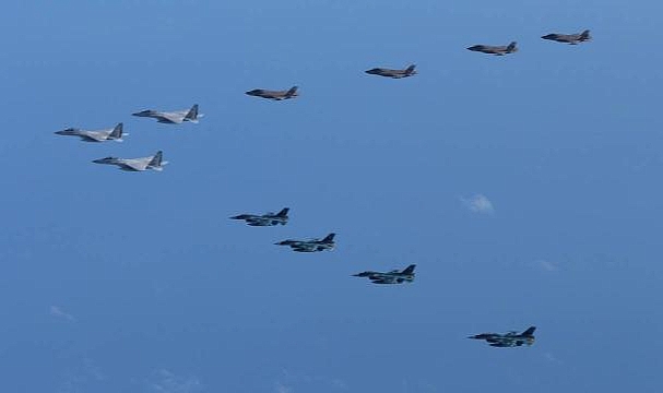 Japonya ve Hindistan savaş uçaklarının ortak hava tatbikatı başladı