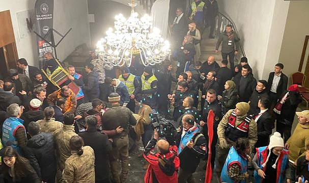 Kars'ta Sarıkamış şehitlerini anma etkinliğinde salonun tavanı çöktü