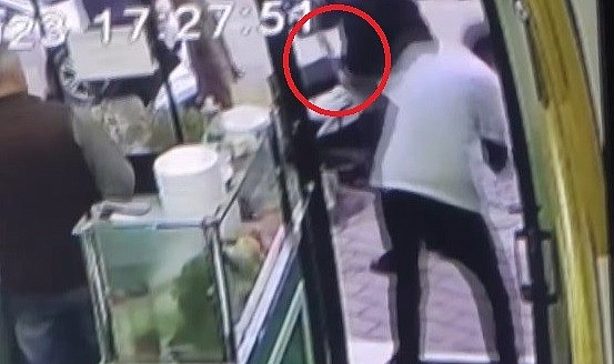 Kavgayı izlerken canından oluyordu