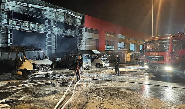 Kayseri'de oto servisinde yangın: 10 araç kullanılamaz hale geldi